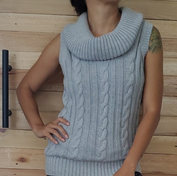 Banana Republic Sweaters - Banana Republic twist cable knit cowl neck turtleneck sleeveless chunky sweater